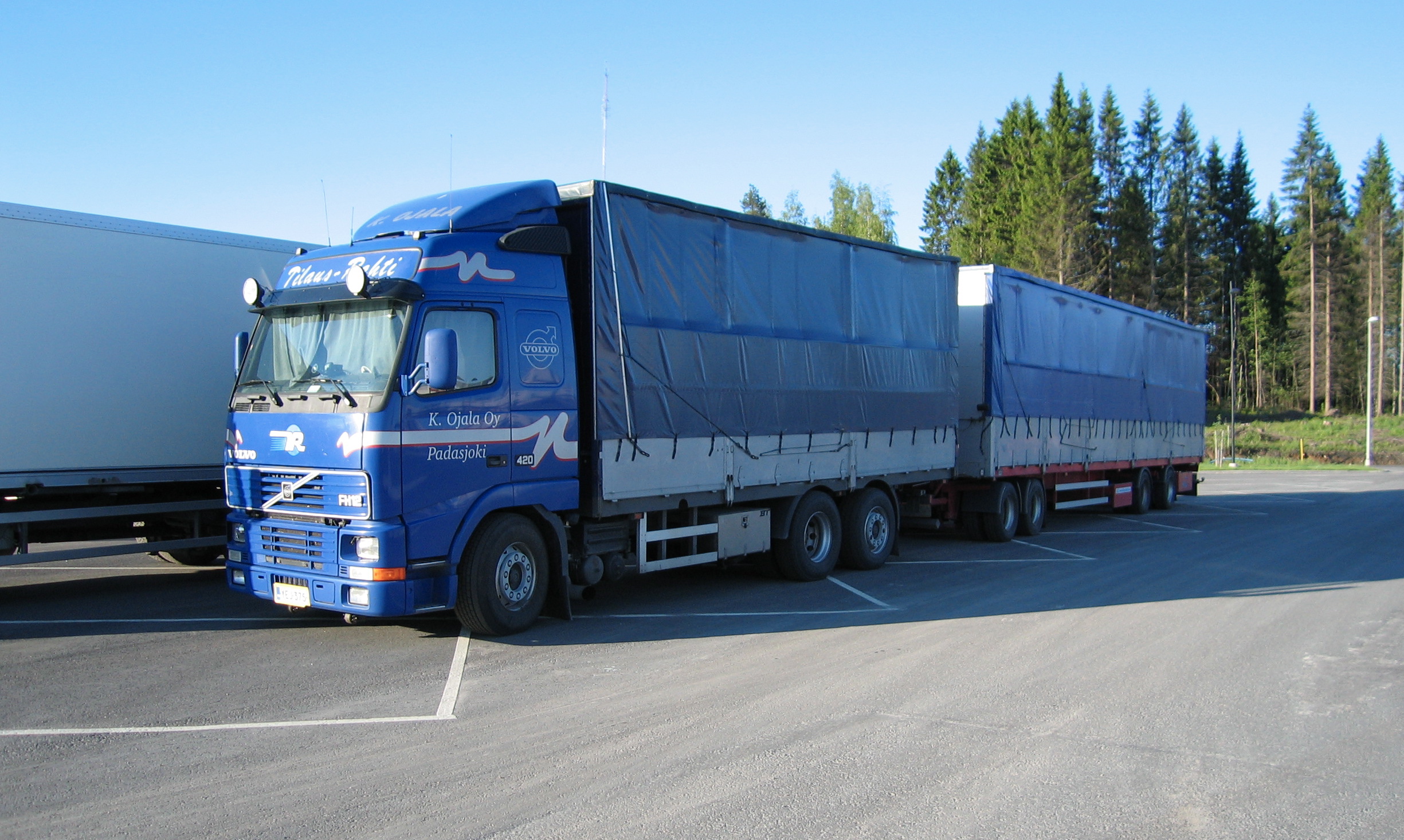 Dossier: Volvo FH12 tÃ¤YSPERÃ¤Vaunuyhdistelmã¤.jpg