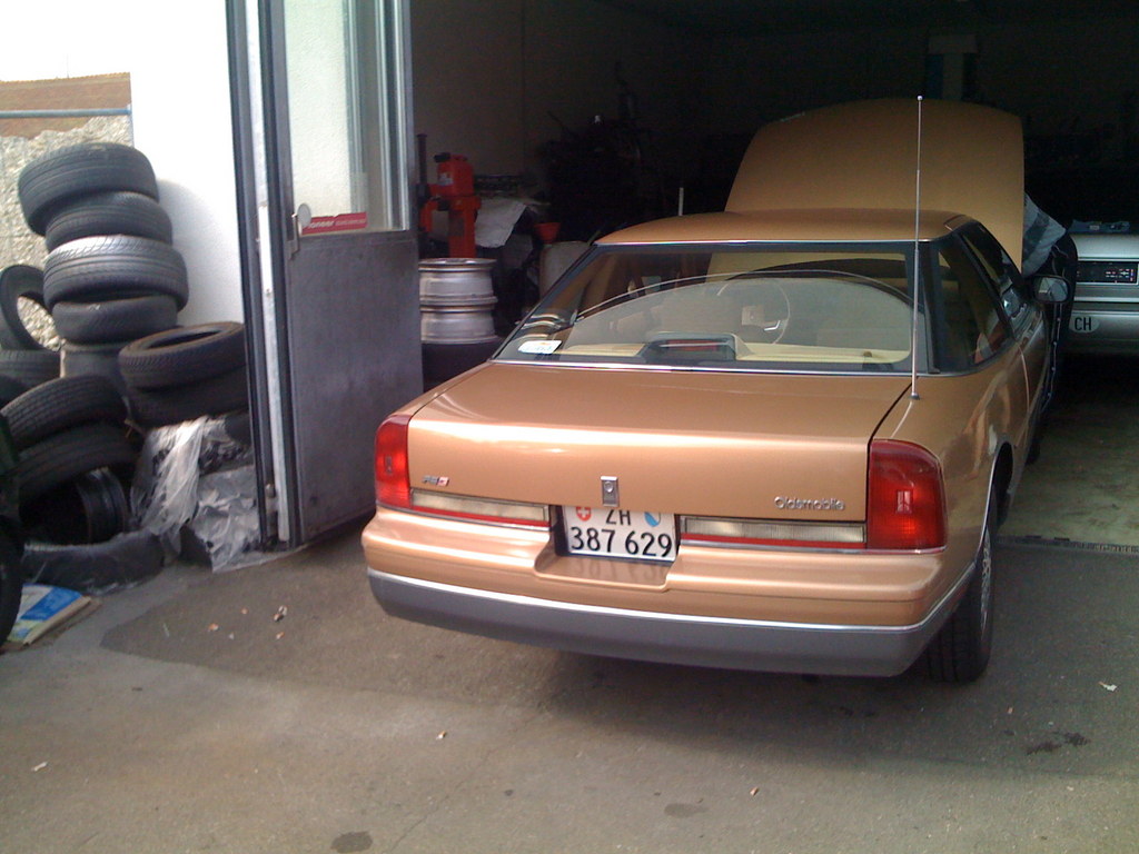 Oldsmobile Cutlass Supreme SL. la voiture de mon père :-)