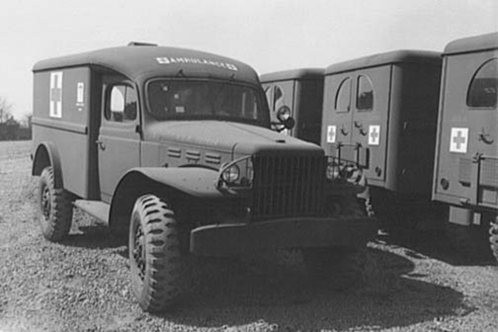 Ambulances Dodge WC-54 nouvellement produites en attente d'expédition de la Dodge
