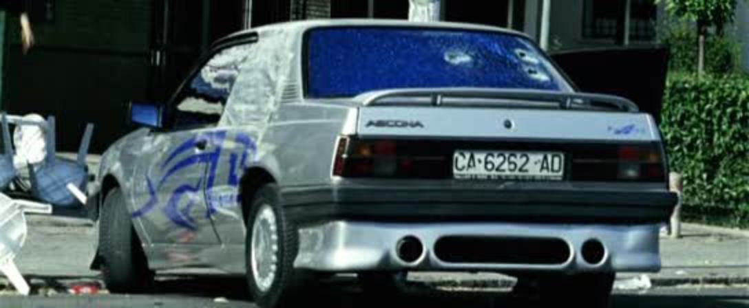 1988 Opel Ascona [C]. [*] Véhicule d'action mineur ou utilisé uniquement dans une courte scène