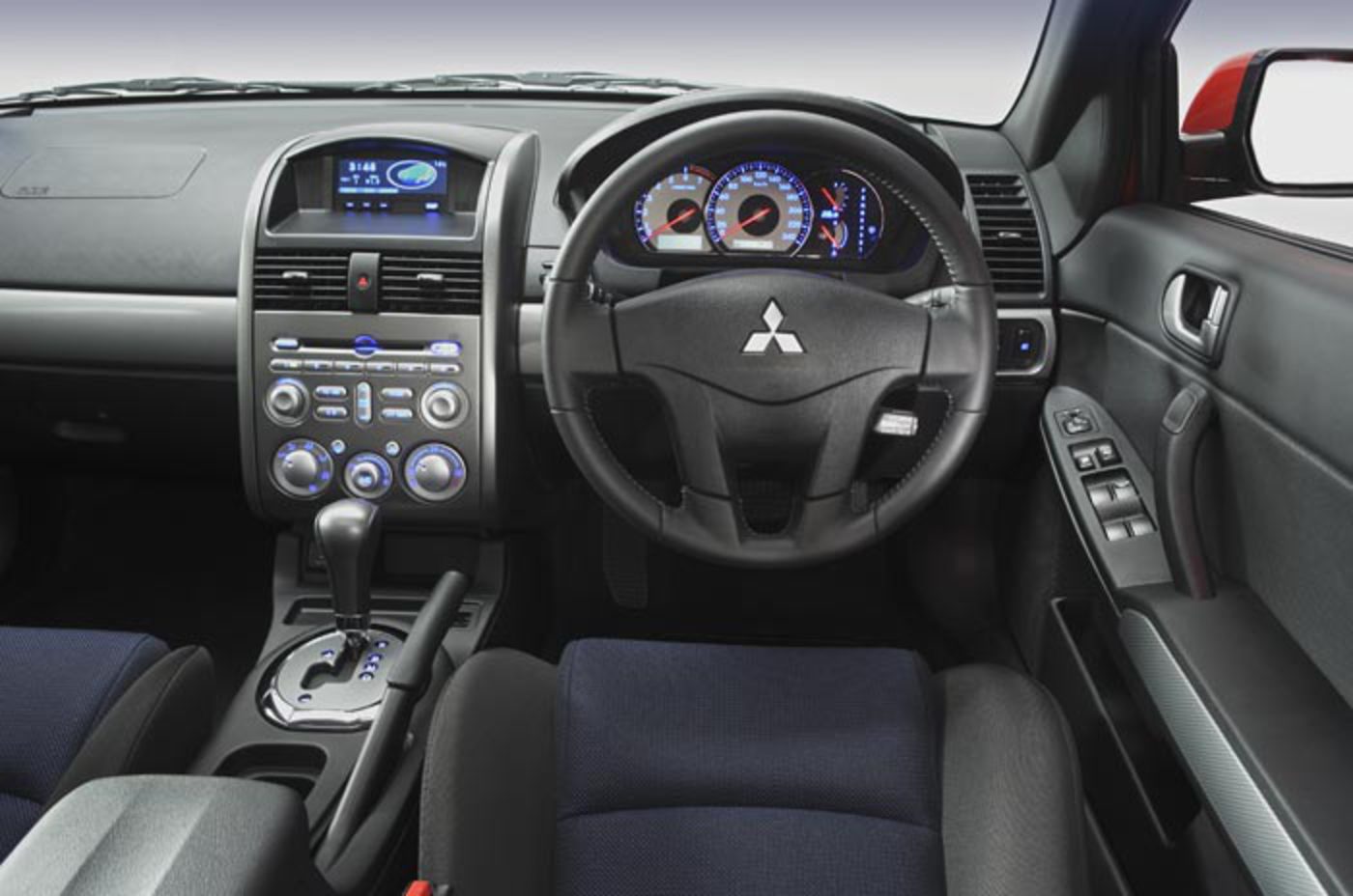 Mitsubishi 380 VRX - catalogue de voitures, spécifications, caractéristiques, photos, vidéos, revue,