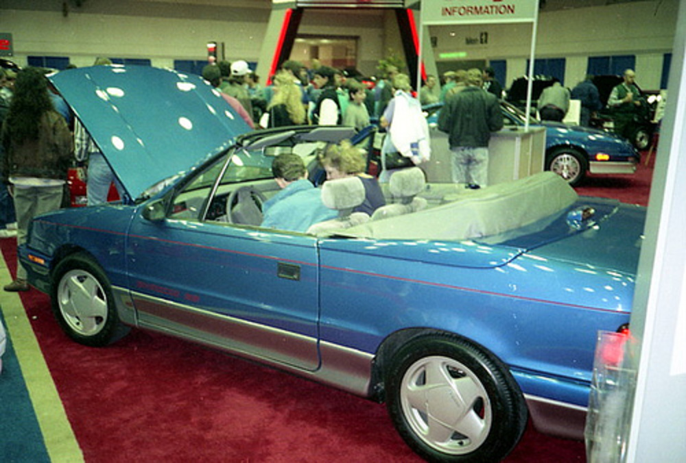 1991 Dodge Shadow ES cabriolet par splattergraphics