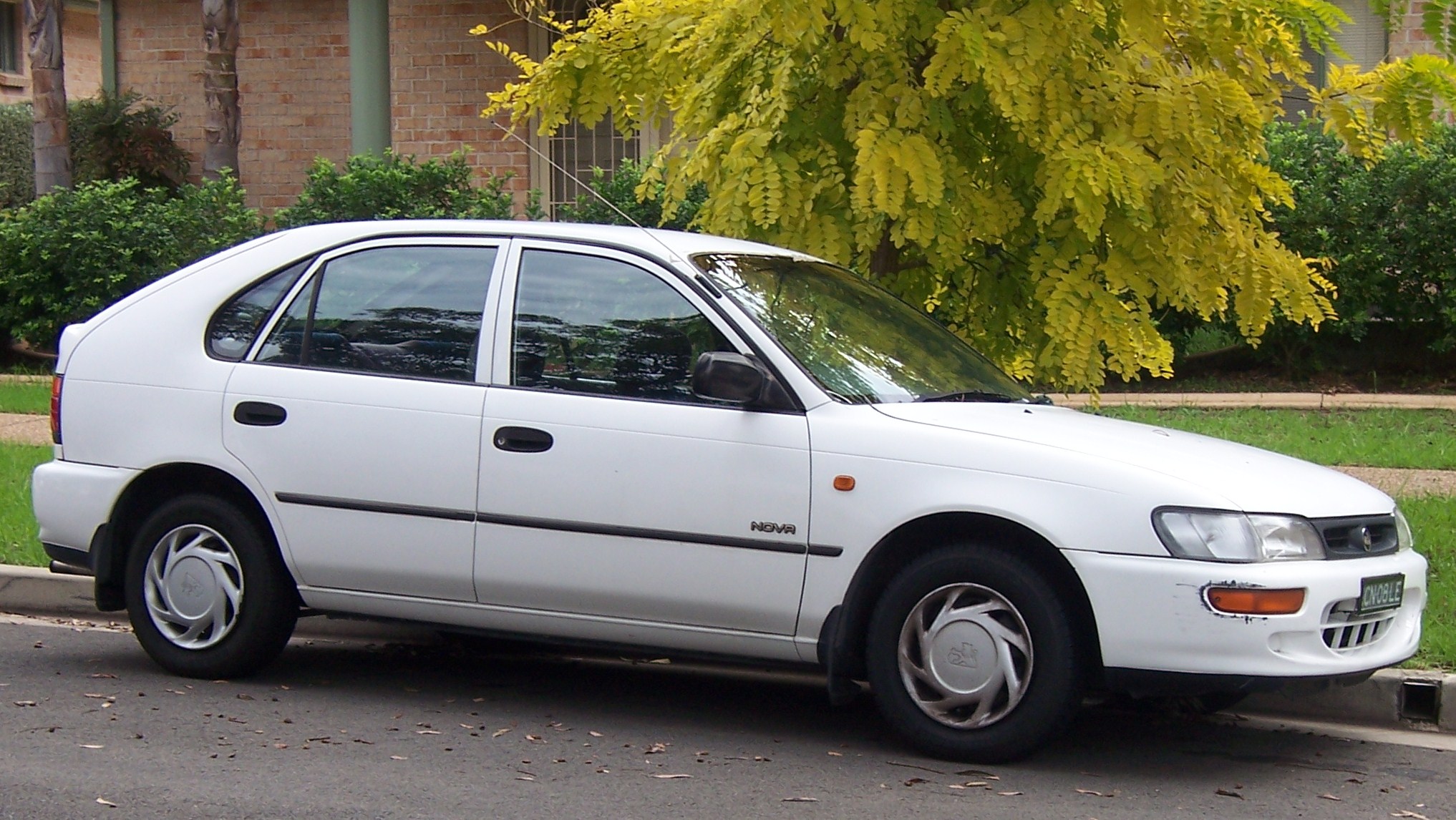 Dossier: 1994-1996 Holden LG Nova SLX à hayon 01.jpg