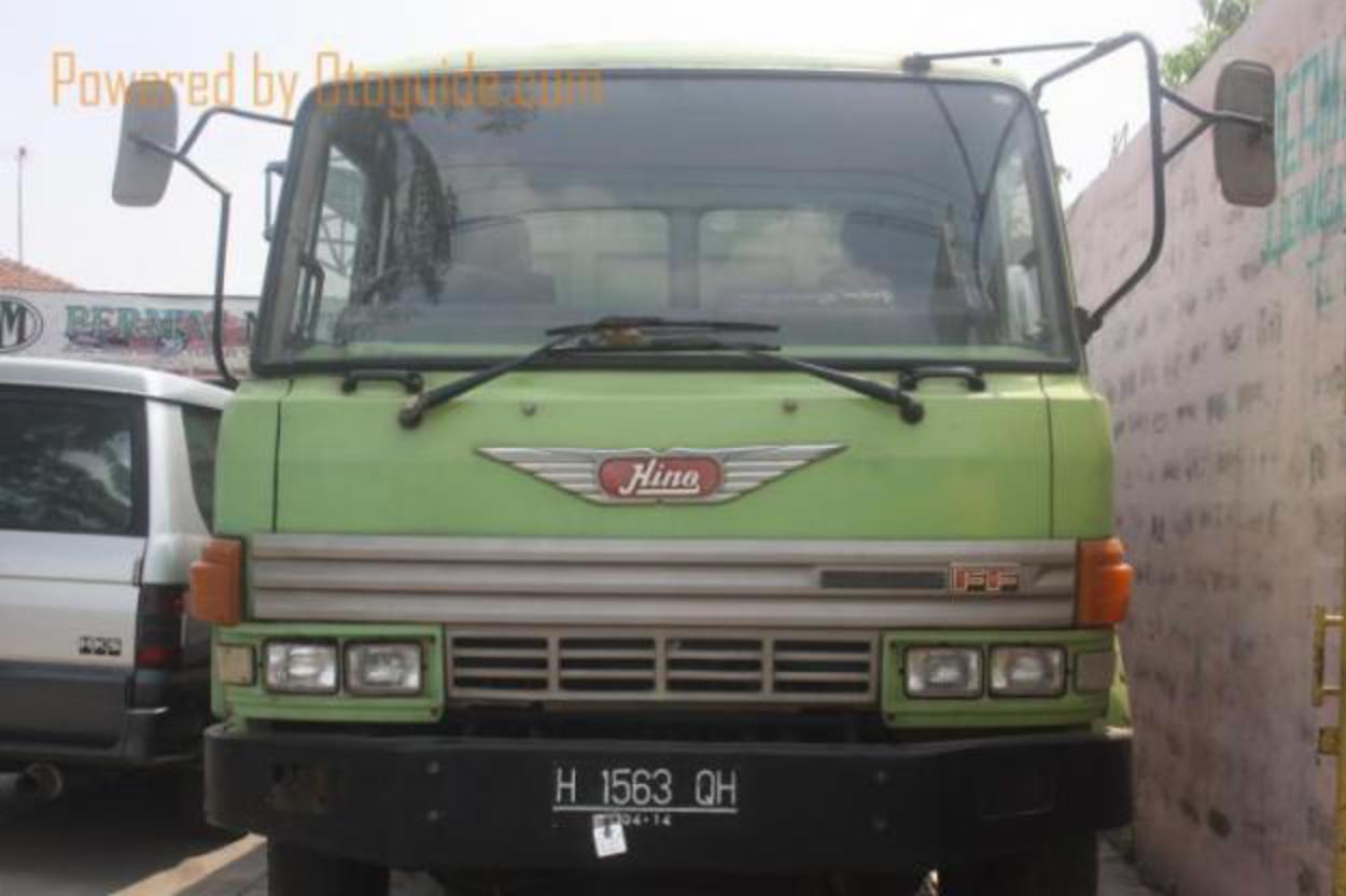 Je vends le modèle de camion Hino FF 1996, état un nouveau, cabine rouge 6, km Année 1996
