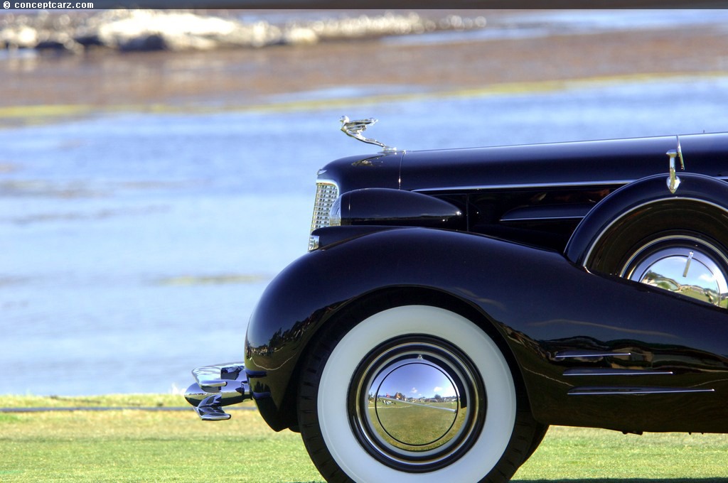 Coupé aérodynamique Cadillac 452D V-16