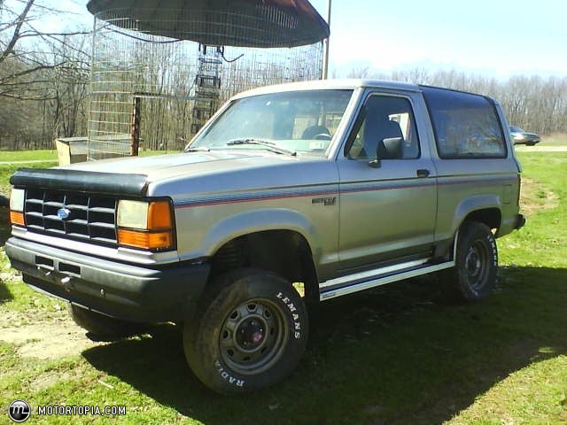 Ford Bronco II XLT 29