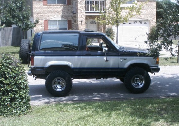 Ford Bronco II XLT 29