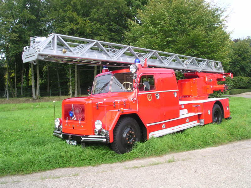 Camion de pompiers à échelle Aérienne Magirus Deutz