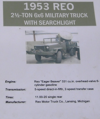 Camion militaire REO 2 Tonnes 6X6 avec projecteur