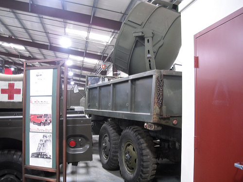 Camion militaire REO 2 Tonnes 6X6 avec projecteur